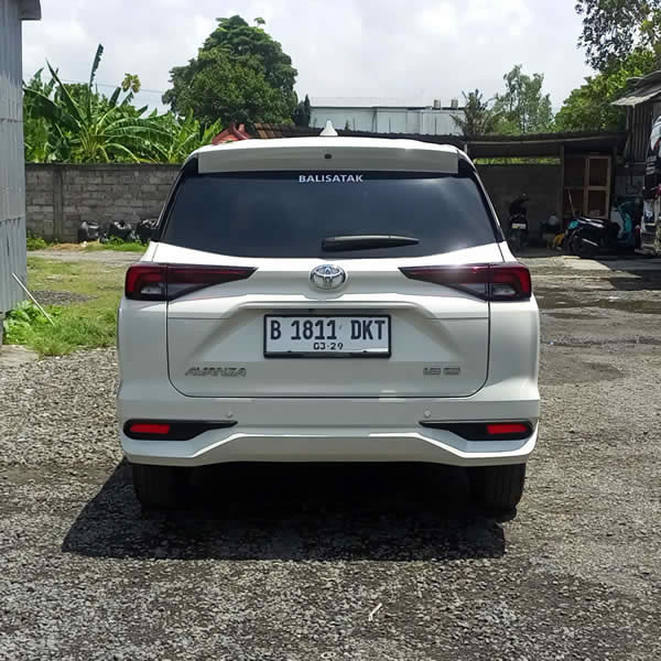 Kami menyediakan layanan penjemputan, pengantaran, transfer yang handal dari Bandara Internasional Ngurah Rai Denpasar ke Amed, semua tujuan di Bali dan kota-kota tertentu di Jawa, antar-jemput hotel, penyewaan mobil atau minibus dengan pengemudi profesional, menawarkan berbagai kendaraan ber-AC yang nyaman untuk memenuhi kebutuhan Anda seperti mobil Toyota Avanza 5-seater, mobil Toyota Innova 6-seater, minibus Toyota Hiace 14-seater