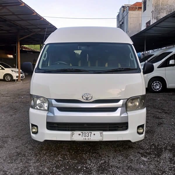 Tampak Depan Toyota Hiace 14 seater untuk Antar Jemput Bandara Ngurah Rai (DPS) Denpasar ke Kerobokan, Carter Mobil Bali