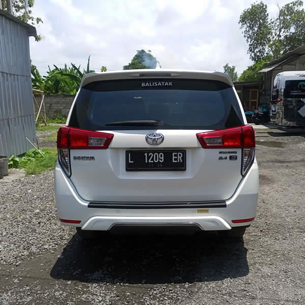 Kami menyediakan layanan penjemputan, pengantaran, transfer yang handal dari Bandara Internasional Ngurah Rai Denpasar ke Amed, semua tujuan di Bali dan kota-kota tertentu di Jawa, antar-jemput hotel, penyewaan mobil atau minibus dengan pengemudi profesional, menawarkan berbagai kendaraan ber-AC yang nyaman untuk memenuhi kebutuhan Anda seperti mobil Toyota Avanza 5-seater, mobil Toyota Innova 6-seater, minibus Toyota Hiace 14-seater