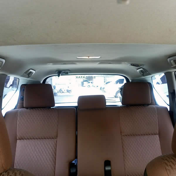 Kami menyediakan layanan penjemputan, pengantaran, transfer yang handal dari Bandara Internasional Ngurah Rai Denpasar ke Amed, semua tujuan di Bali dan kota-kota tertentu di Jawa, antar-jemput hotel, penyewaan mobil atau minibus dengan pengemudi profesional, menawarkan berbagai kendaraan ber-AC yang nyaman untuk memenuhi kebutuhan Anda seperti mobil Toyota Avanza 5-seater, mobil Toyota Innova 6-seater, minibus Toyota Hiace 14-seater