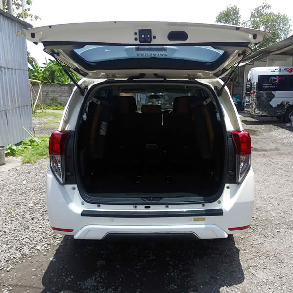 Kami menyediakan layanan penjemputan, pengantaran, transfer yang handal dari Bandara Internasional Ngurah Rai Denpasar ke Amed, semua tujuan di Bali dan kota-kota tertentu di Jawa, antar-jemput hotel, penyewaan mobil atau minibus dengan pengemudi profesional, menawarkan berbagai kendaraan ber-AC yang nyaman untuk memenuhi kebutuhan Anda seperti mobil Toyota Avanza 5-seater, mobil Toyota Innova 6-seater, minibus Toyota Hiace 14-seater