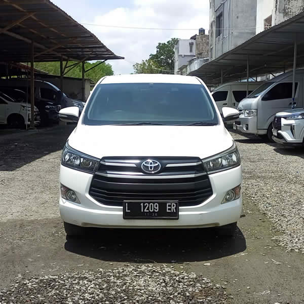 Front view Toyota Innova 6-seater passenger car for Ngurah Rai International Airport (DPS) Denpasar, Bali Airport Transfer to Balangan