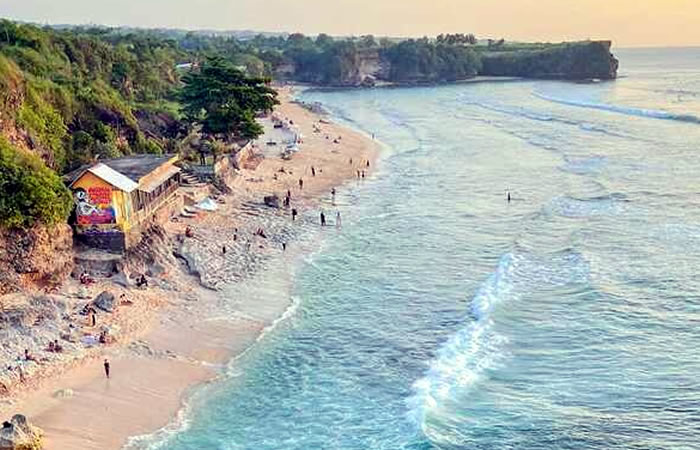 Kami menyediakan layanan penjemputan, pengantaran, transfer yang handal dari Bandara Internasional Ngurah Rai Denpasar ke Balangan, semua tujuan di Bali dan kota-kota tertentu di Jawa, antar-jemput hotel, penyewaan mobil atau minibus dengan pengemudi profesional, menawarkan berbagai kendaraan ber-AC yang nyaman untuk memenuhi kebutuhan Anda seperti mobil Toyota Avanza 5-seater, mobil Toyota Innova 6-seater, minibus Toyota Hiace 14-seater
