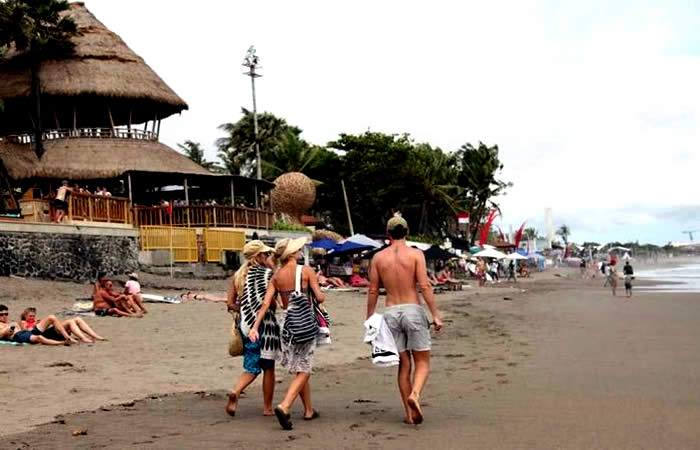 Kami menyediakan layanan penjemputan, pengantaran, transfer yang handal dari Bandara Internasional Ngurah Rai Denpasar ke Berawa, semua tujuan di Bali dan kota-kota tertentu di Jawa, antar-jemput hotel, penyewaan mobil atau minibus dengan pengemudi profesional, menawarkan berbagai kendaraan ber-AC yang nyaman untuk memenuhi kebutuhan Anda seperti mobil Toyota Avanza 5-seater, mobil Toyota Innova 6-seater, minibus Toyota Hiace 14-seater