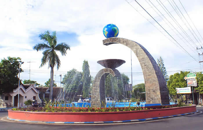 We provide reliable pick-up, drop-off, transfer services from Ngurah Rai International Airport Denpasar to Bojonegoro, all destinations in Bali and selected cities in Java, hotel shuttle, private van or car rental with professional driver, offer a range of comfortable, air-conditioned vehicles to suit your needs such as Toyota Avanza 5-seater car, Toyota Innova 6-seater car, Toyota Hiace 14-seater van