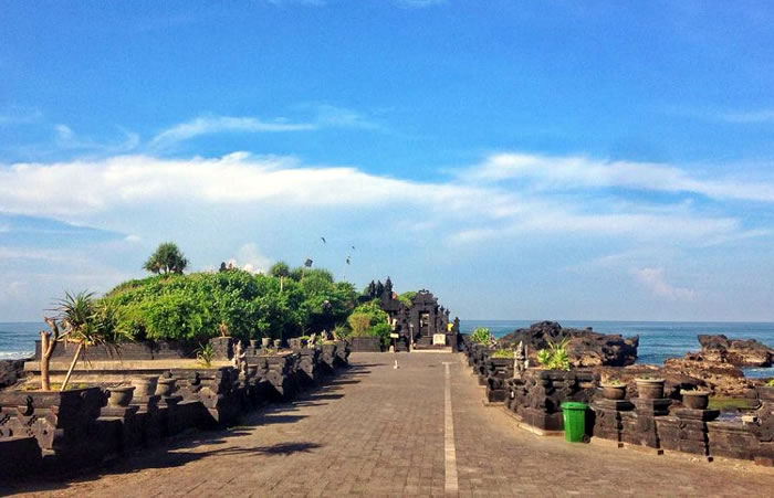 Kami menyediakan layanan penjemputan, pengantaran, transfer yang handal dari Bandara Internasional Ngurah Rai Denpasar ke Cemagi, semua tujuan di Bali dan kota-kota tertentu di Jawa, antar-jemput hotel, penyewaan mobil atau minibus dengan pengemudi profesional, menawarkan berbagai kendaraan ber-AC yang nyaman untuk memenuhi kebutuhan Anda seperti mobil Toyota Avanza 5-seater, mobil Toyota Innova 6-seater, minibus Toyota Hiace 14-seater