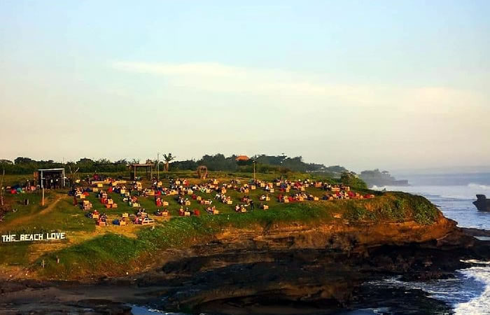 Kami menyediakan layanan penjemputan, pengantaran, transfer yang handal dari Bandara Internasional Ngurah Rai Denpasar ke Kedungu, semua tujuan di Bali dan kota-kota tertentu di Jawa, antar-jemput hotel, penyewaan mobil atau minibus dengan pengemudi profesional, menawarkan berbagai kendaraan ber-AC yang nyaman untuk memenuhi kebutuhan Anda seperti mobil Toyota Avanza 5-seater, mobil Toyota Innova 6-seater, minibus Toyota Hiace 14-seater
