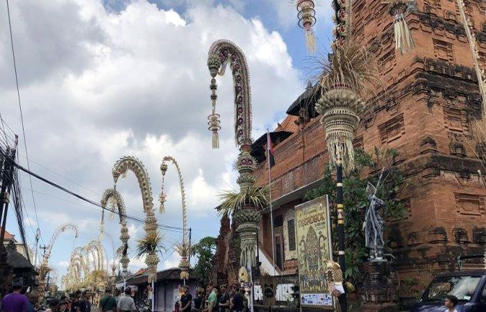 Kami menyediakan layanan penjemputan, pengantaran, transfer yang handal dari Bandara Internasional Ngurah Rai Denpasar ke Kerobokan, semua tujuan di Bali dan kota-kota tertentu di Jawa, antar-jemput hotel, penyewaan mobil atau minibus dengan pengemudi profesional, menawarkan berbagai kendaraan ber-AC yang nyaman untuk memenuhi kebutuhan Anda seperti mobil Toyota Avanza 5-seater, mobil Toyota Innova 6-seater, minibus Toyota Hiace 14-seater