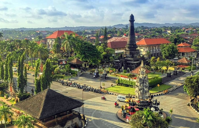 Kami menyediakan layanan penjemputan, pengantaran, transfer yang handal dari Bandara Internasional Ngurah Rai Denpasar ke Klungkung, semua tujuan di Bali dan kota-kota tertentu di Jawa, antar-jemput hotel, penyewaan mobil atau minibus dengan pengemudi profesional, menawarkan berbagai kendaraan ber-AC yang nyaman untuk memenuhi kebutuhan Anda seperti mobil Toyota Avanza 5-seater, mobil Toyota Innova 6-seater, minibus Toyota Hiace 14-seater