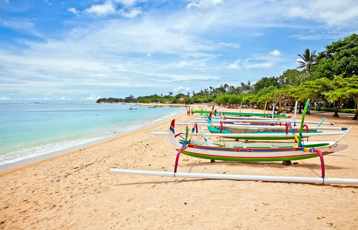 Kami menyediakan layanan penjemputan, pengantaran, transfer yang handal dari Bandara Internasional Ngurah Rai Legian ke Legian, semua tujuan di Bali dan kota-kota tertentu di Jawa, antar-jemput hotel, penyewaan mobil atau minibus dengan pengemudi profesional, menawarkan berbagai kendaraan ber-AC yang nyaman untuk memenuhi kebutuhan Anda seperti mobil Toyota Avanza 5-seater, mobil Toyota Innova 6-seater, minibus Toyota Hiace 14-seater