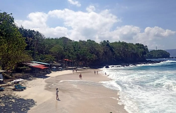 Kami menyediakan layanan penjemputan, pengantaran, transfer yang handal dari Bandara Internasional Ngurah Rai Denpasar ke Manggis, semua tujuan di Bali dan kota-kota tertentu di Jawa, antar-jemput hotel, penyewaan mobil atau minibus dengan pengemudi profesional, menawarkan berbagai kendaraan ber-AC yang nyaman untuk memenuhi kebutuhan Anda seperti mobil Toyota Avanza 5-seater, mobil Toyota Innova 6-seater, minibus Toyota Hiace 14-seater