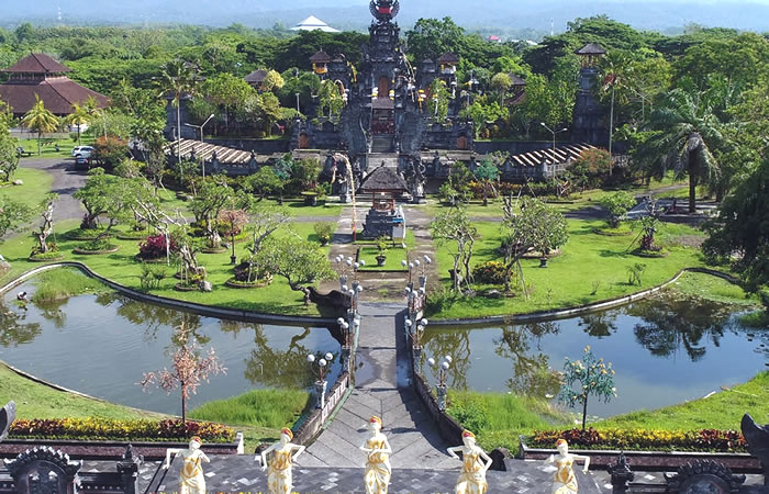 Kami menyediakan layanan penjemputan, pengantaran, transfer yang handal dari Bandara Internasional Ngurah Rai Denpasar ke Negara, semua tujuan di Bali dan kota-kota tertentu di Jawa, antar-jemput hotel, penyewaan mobil atau minibus dengan pengemudi profesional, menawarkan berbagai kendaraan ber-AC yang nyaman untuk memenuhi kebutuhan Anda seperti mobil Toyota Avanza 5-seater, mobil Toyota Innova 6-seater, minibus Toyota Hiace 14-seater