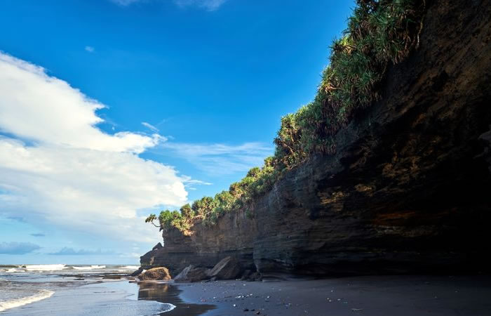 Kami menyediakan layanan penjemputan, pengantaran, transfer yang handal dari Bandara Internasional Ngurah Rai Denpasar ke Nyanyi, semua tujuan di Bali dan kota-kota tertentu di Jawa, antar-jemput hotel, penyewaan mobil atau minibus dengan pengemudi profesional, menawarkan berbagai kendaraan ber-AC yang nyaman untuk memenuhi kebutuhan Anda seperti mobil Toyota Avanza 5-seater, mobil Toyota Innova 6-seater, minibus Toyota Hiace 14-seater