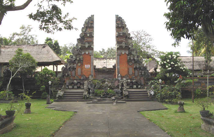 Kami menyediakan layanan penjemputan, pengantaran, transfer yang handal dari Bandara Internasional Ngurah Rai Denpasar ke Pejeng, semua tujuan di Bali dan kota-kota tertentu di Jawa, antar-jemput hotel, penyewaan mobil atau minibus dengan pengemudi profesional, menawarkan berbagai kendaraan ber-AC yang nyaman untuk memenuhi kebutuhan Anda seperti mobil Toyota Avanza 5-seater, mobil Toyota Innova 6-seater, minibus Toyota Hiace 14-seater
