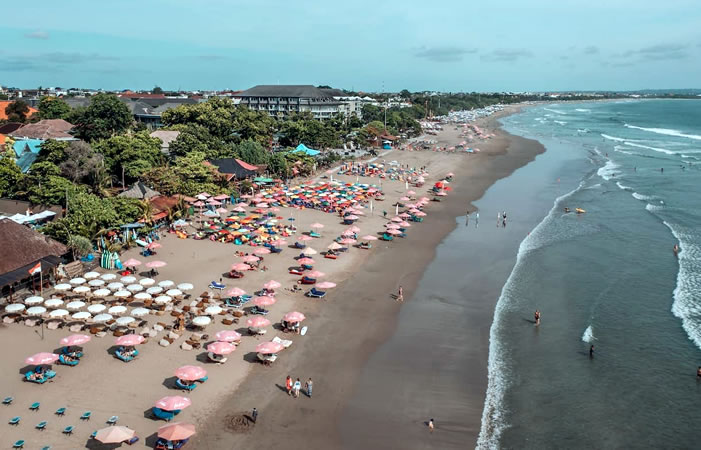 Kami menyediakan layanan penjemputan, pengantaran, transfer yang handal dari Bandara Internasional Ngurah Rai Seminyak ke Seminyak, semua tujuan di Bali dan kota-kota tertentu di Jawa, antar-jemput hotel, penyewaan mobil atau minibus dengan pengemudi profesional, menawarkan berbagai kendaraan ber-AC yang nyaman untuk memenuhi kebutuhan Anda seperti mobil Toyota Avanza 5-seater, mobil Toyota Innova 6-seater, minibus Toyota Hiace 14-seater