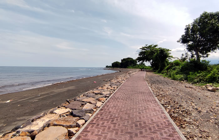 Kami menyediakan layanan penjemputan, pengantaran, transfer yang handal dari Bandara Internasional Ngurah Rai Denpasar ke Seririt, semua tujuan di Bali dan kota-kota tertentu di Jawa, antar-jemput hotel, penyewaan mobil atau minibus dengan pengemudi profesional, menawarkan berbagai kendaraan ber-AC yang nyaman untuk memenuhi kebutuhan Anda seperti mobil Toyota Avanza 5-seater, mobil Toyota Innova 6-seater, minibus Toyota Hiace 14-seater