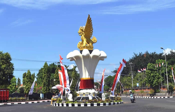 We provide reliable pick-up, drop-off, transfer services from Ngurah Rai International Airport Denpasar to Singaraja, all destinations in Bali and selected cities in Java, hotel shuttle, private van or car rental with professional driver, offer a range of comfortable, air-conditioned vehicles to suit your needs such as Toyota Avanza 5-seater car, Toyota Innova 6-seater car, Toyota Hiace 14-seater van