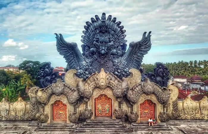Kami menyediakan layanan penjemputan, pengantaran, transfer yang handal dari Bandara Internasional Ngurah Rai Denpasar ke Tabanan, semua tujuan di Bali dan kota-kota tertentu di Jawa, antar-jemput hotel, penyewaan mobil atau minibus dengan pengemudi profesional, menawarkan berbagai kendaraan ber-AC yang nyaman untuk memenuhi kebutuhan Anda seperti mobil Toyota Avanza 5-seater, mobil Toyota Innova 6-seater, minibus Toyota Hiace 14-seater