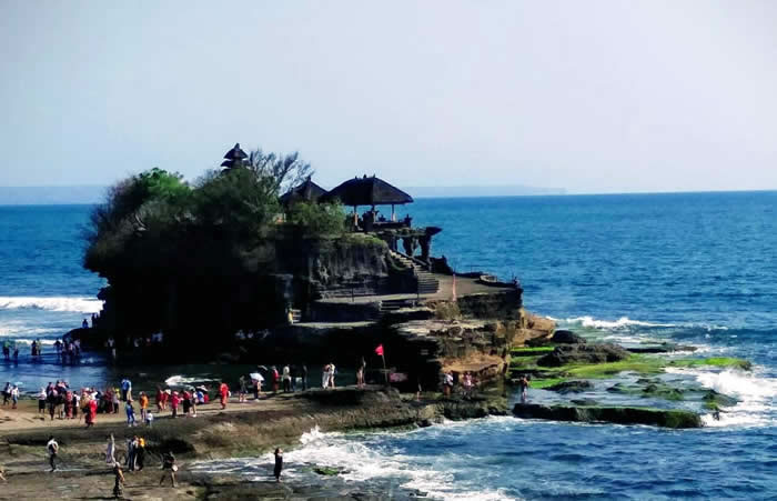 Kami menyediakan layanan penjemputan, pengantaran, transfer yang handal dari Bandara Internasional Ngurah Rai Denpasar ke Tanah Lot, semua tujuan di Bali dan kota-kota tertentu di Jawa, antar-jemput hotel, penyewaan mobil atau minibus dengan pengemudi profesional, menawarkan berbagai kendaraan ber-AC yang nyaman untuk memenuhi kebutuhan Anda seperti mobil Toyota Avanza 5-seater, mobil Toyota Innova 6-seater, minibus Toyota Hiace 14-seater