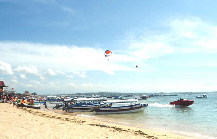 Kami menyediakan layanan penjemputan, pengantaran, transfer yang handal dari Bandara Internasional Ngurah Rai Denpasar ke Tanjung Benoa, semua tujuan di Bali dan kota-kota tertentu di Jawa, antar-jemput hotel, penyewaan mobil atau minibus dengan pengemudi profesional, menawarkan berbagai kendaraan ber-AC yang nyaman untuk memenuhi kebutuhan Anda seperti mobil Toyota Avanza 5-seater, mobil Toyota Innova 6-seater, minibus Toyota Hiace 14-seater