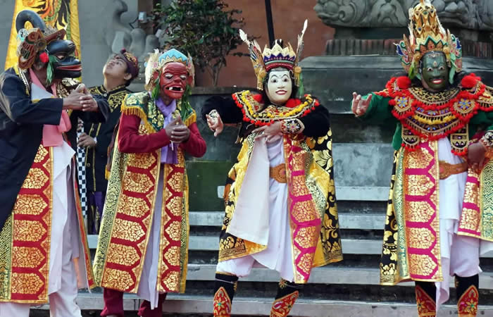 Kami menyediakan layanan penjemputan, pengantaran, transfer yang handal dari Bandara Internasional Ngurah Rai Denpasar ke Tejakula, semua tujuan di Bali dan kota-kota tertentu di Jawa, antar-jemput hotel, penyewaan mobil atau minibus dengan pengemudi profesional, menawarkan berbagai kendaraan ber-AC yang nyaman untuk memenuhi kebutuhan Anda seperti mobil Toyota Avanza 5-seater, mobil Toyota Innova 6-seater, minibus Toyota Hiace 14-seater