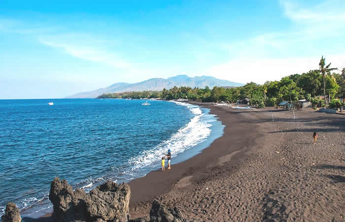 Kami menyediakan layanan penjemputan, pengantaran, transfer yang handal dari Bandara Internasional Ngurah Rai Denpasar ke Tulamben, semua tujuan di Bali dan kota-kota tertentu di Jawa, antar-jemput hotel, penyewaan mobil atau minibus dengan pengemudi profesional, menawarkan berbagai kendaraan ber-AC yang nyaman untuk memenuhi kebutuhan Anda seperti mobil Toyota Avanza 5-seater, mobil Toyota Innova 6-seater, minibus Toyota Hiace 14-seater