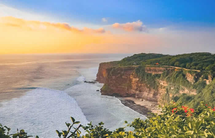 Kami menyediakan layanan penjemputan, pengantaran, transfer yang handal dari Bandara Internasional Ngurah Rai Denpasar ke Uluwatu, semua tujuan di Bali dan kota-kota tertentu di Jawa, antar-jemput hotel, penyewaan mobil atau minibus dengan pengemudi profesional, menawarkan berbagai kendaraan ber-AC yang nyaman untuk memenuhi kebutuhan Anda seperti mobil Toyota Avanza 5-seater, mobil Toyota Innova 6-seater, minibus Toyota Hiace 14-seater