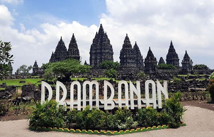 Kami menyediakan layanan jemput, antar, transfer dari Bandara Internasional Ngurah Rai Denpasar ke kota tertentu di Jawa, sewa mobil dan minibus dengan sopir profesional, menawarkan berbagai macam kendaraan ber-AC yang nyaman untuk memenuhi kebutuhan Anda seperti mobil Toyota Avanza 5-seater, mobil Toyota Innova 6-seater, minibus Toyota Hiace 14-seater, minibus Toyota Premio 14-seater, minibus Toyota Premio Luxury 9-seater, mobil VIP Toyota Alphard 5-seater